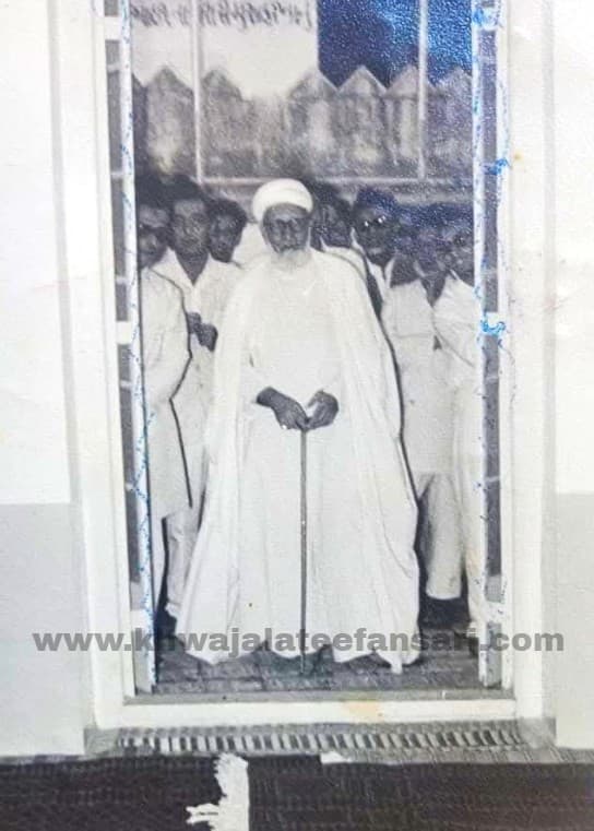 Khwaja Muhammad Lateef Ansari with many individuals